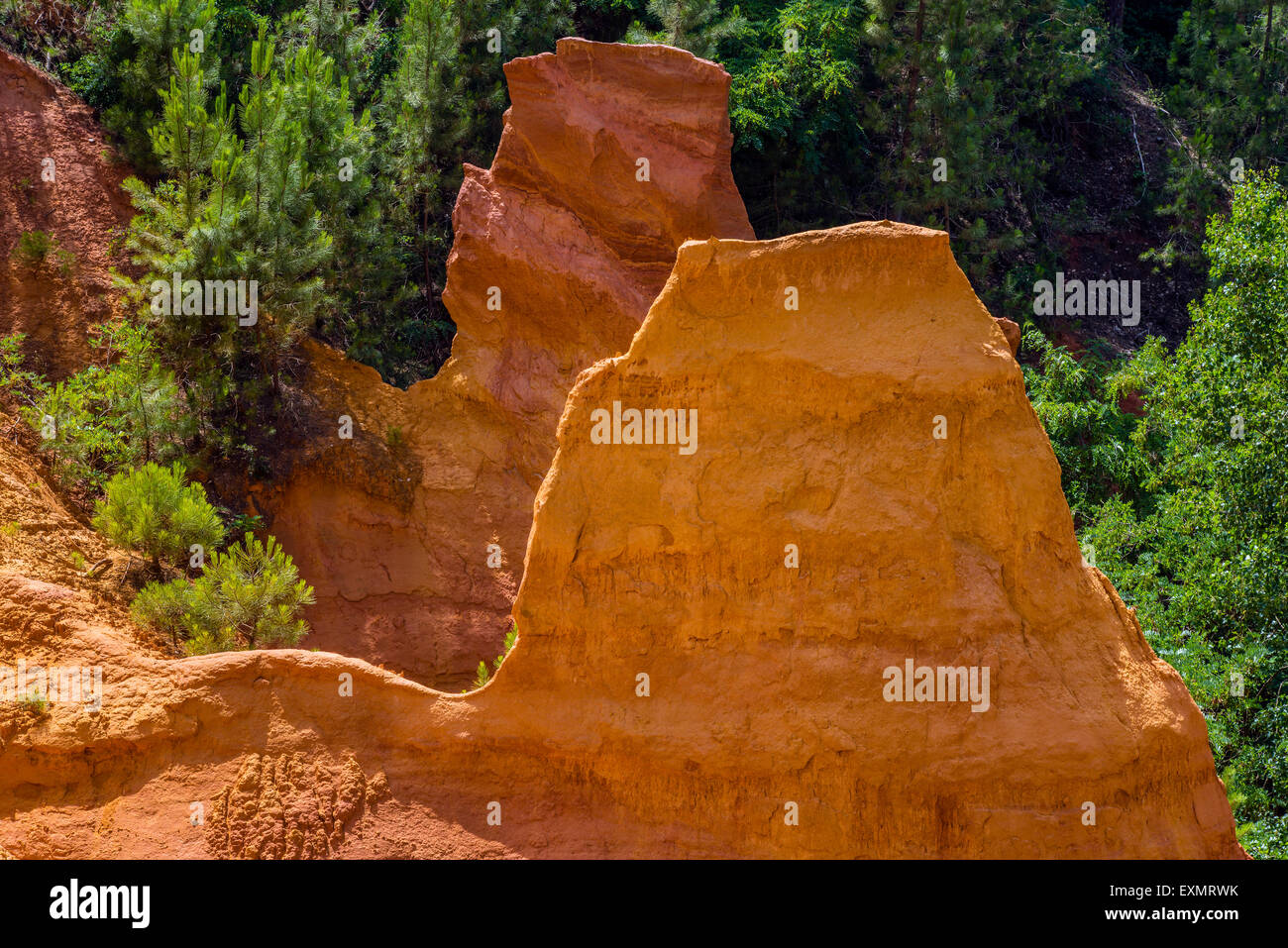 Ocker Felsformationen entlang des Weges Sentier des Ocres, Roussillon, Provence, Frankreich Stockfoto