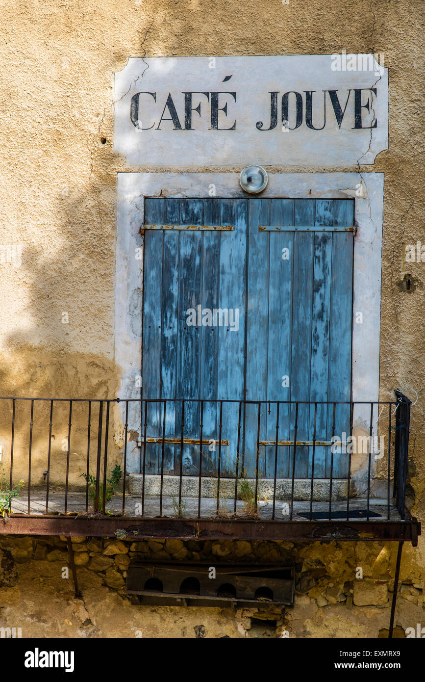 Fassade eines alten Hauses mit bemalten Ladenschild in Aurel, Provence, Frankreich Stockfoto