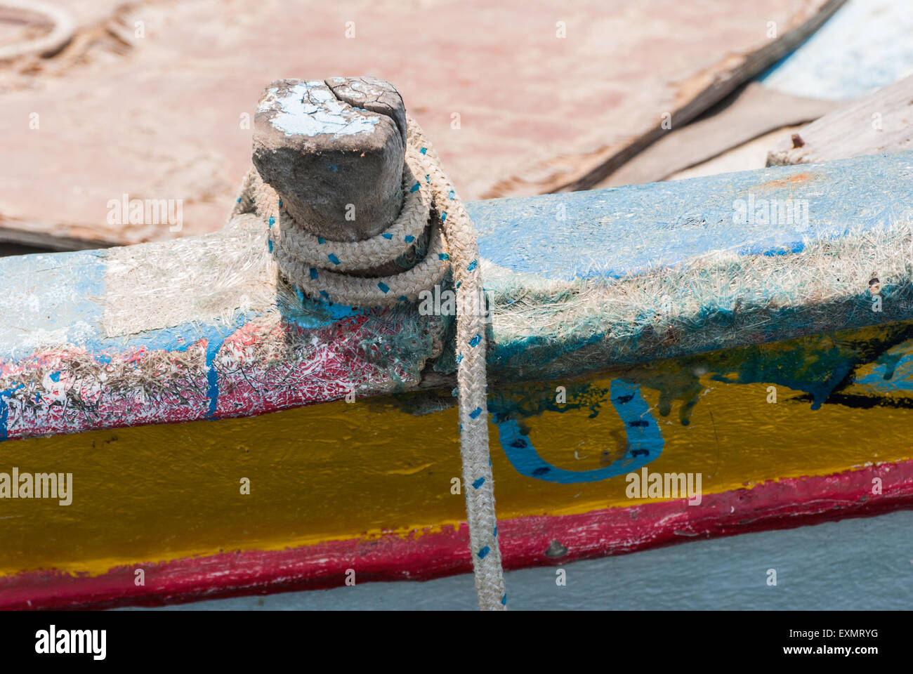 Alte hölzerne Angeln Boot Klampe mit Seil umwickelt. Close-up. Stockfoto