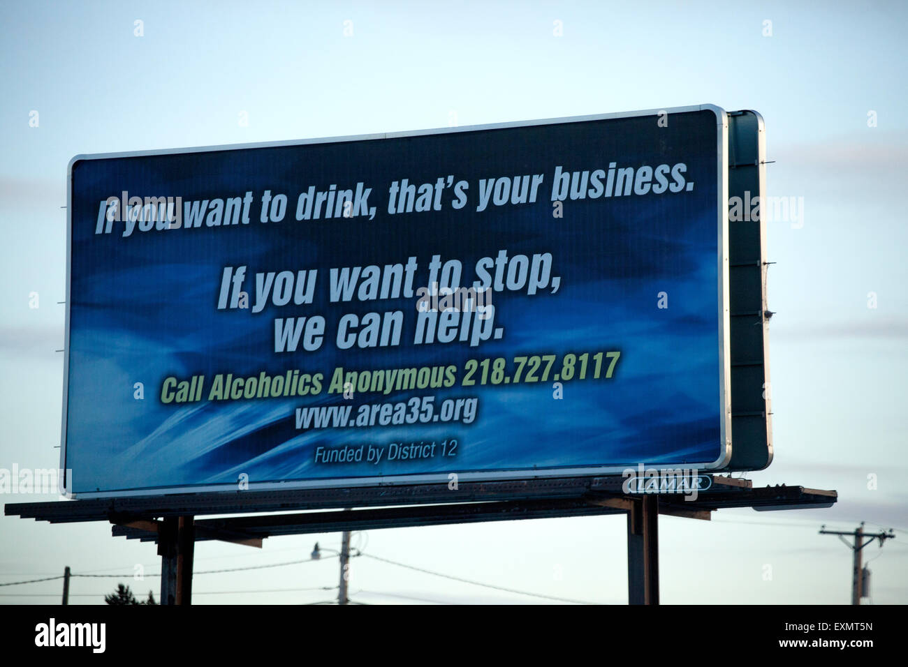 Alkoholiker anonyme AA am Straßenrand Billboard hilft Menschen, die mit dem Trinken aufhören. Superior-Wisconsin-WI-USA Stockfoto
