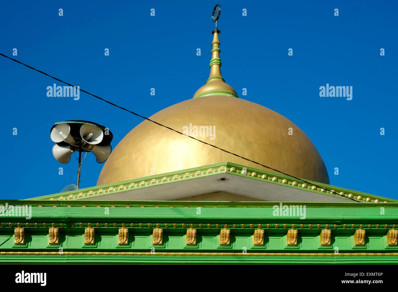 goldene Kuppel auf der Oberseite eine kleine Moschee vor einem tiefblauen Himmel in Java Indonesien Stockfoto