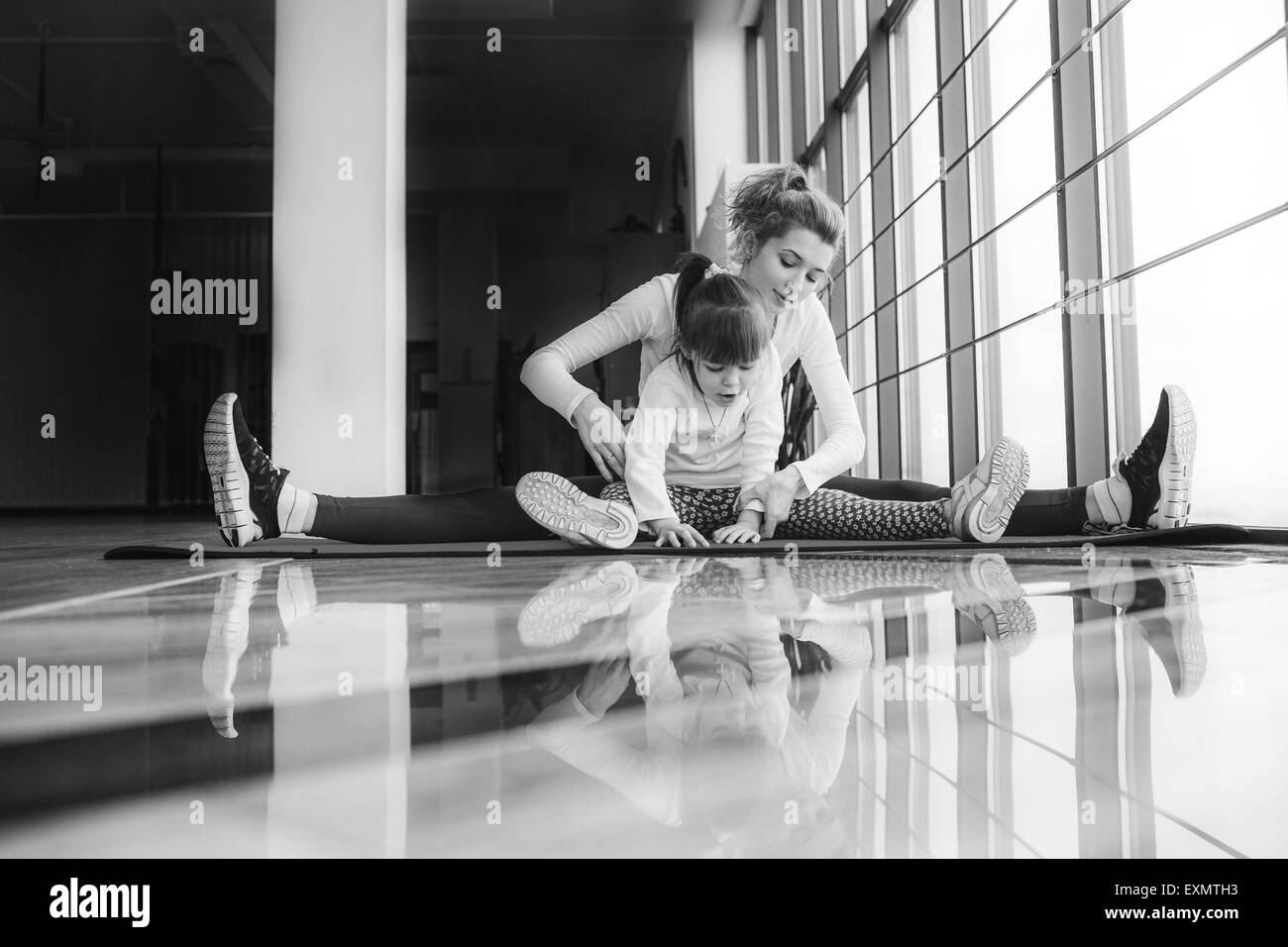 Mutter und Tochter machen Yoga im Fitness-Studio Stockfoto