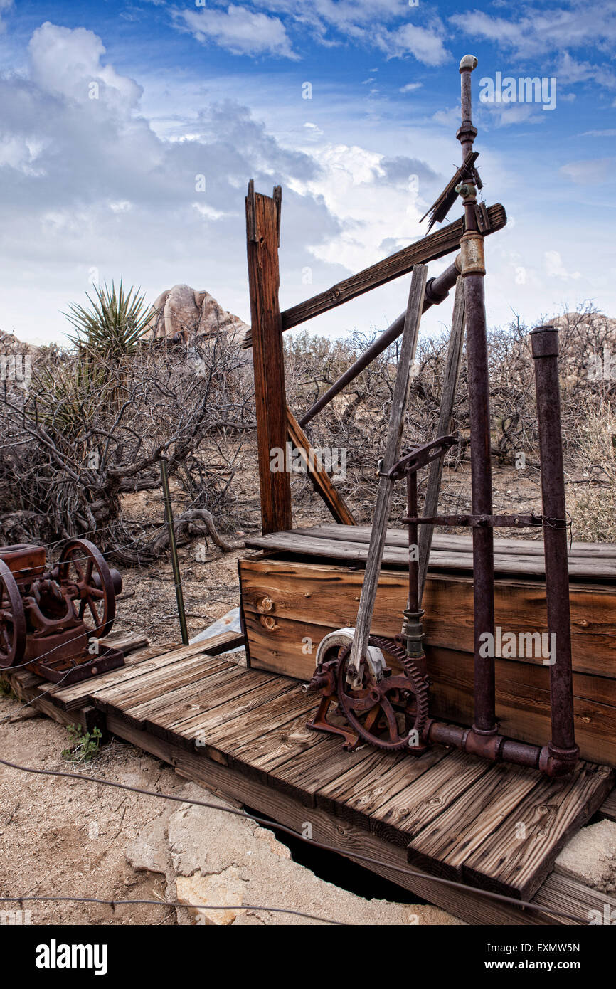 Wasserpumpe Brunnen an der alten Wall Street Mühle & Mine im Joshua Tree Nationalpark, Kalifornien, USA. Stockfoto