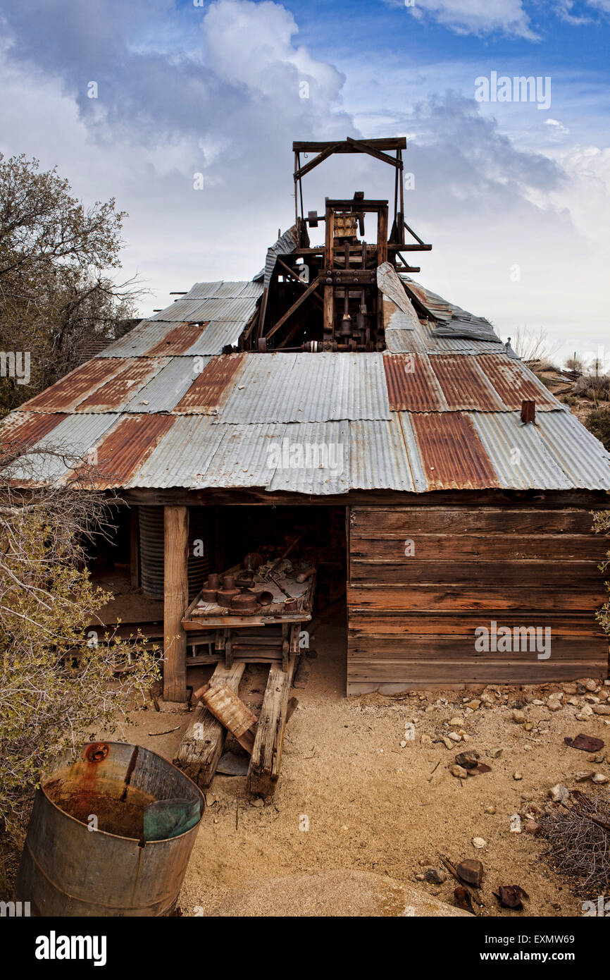 Vertikale Welle mir Aufzug bei Wall-Street-Mühle und Grube in Joshua Tree Nationalpark, Kalifornien, USA. Stockfoto