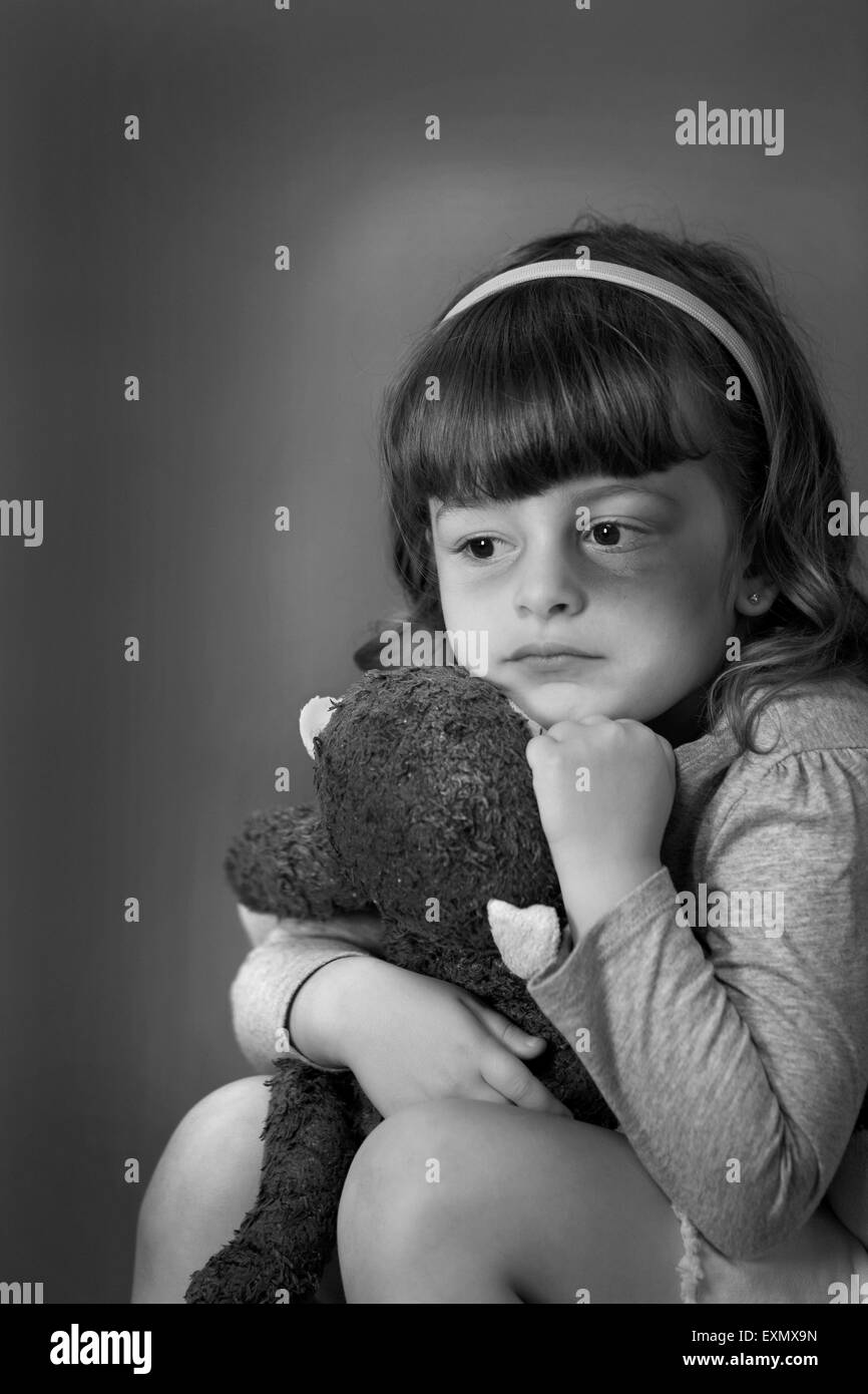 Porträt des jungen Mädchens mit einem Bluterguss oder blaues Auge auf ihrer linken Seite. Dies ist ein Modell, Modell veröffentlicht. Vertikale Farbfoto Stockfoto