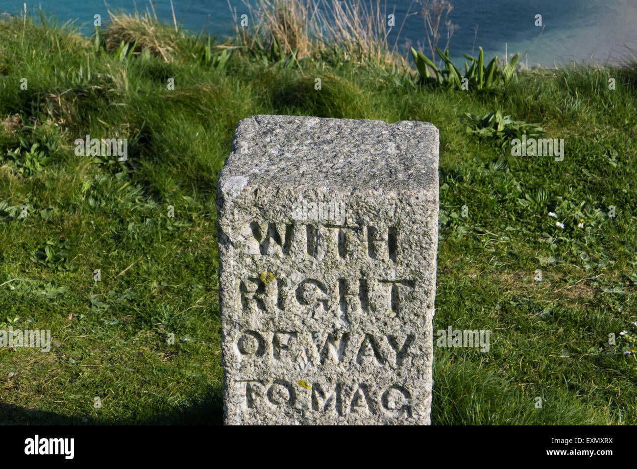 St. Ives, Cornwall, England. Rechts des Weges Steinmarke. Stockfoto