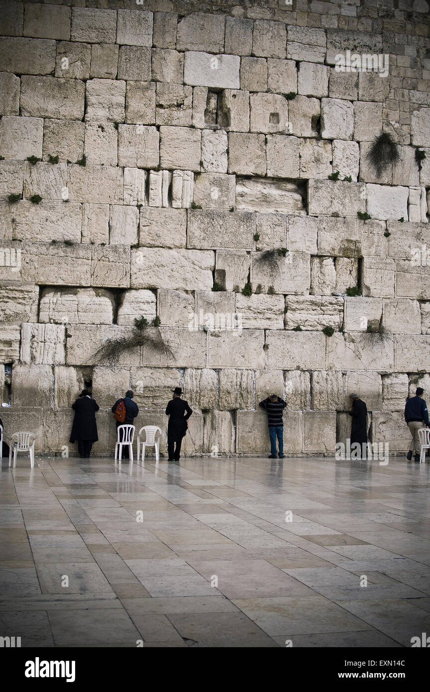 Gebete am heiligsten Ort für Juden, die westliche Wand in Jerusalem Stockfoto
