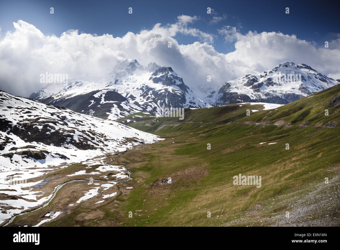 Blick auf die Aiguilles de l'Argentiere Berge, Col du Glandon und D926 Straße in der Nähe der Col De La Croix de Fer, Französische Alpen. Stockfoto