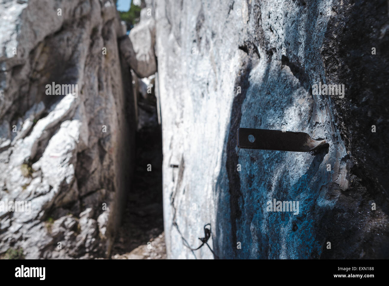 Wanderweg durch einen Felsen-Durchgang in die Chartreuse Berge, Alpen, mit Projektionen zur Befestigung von Kabeln. Stockfoto