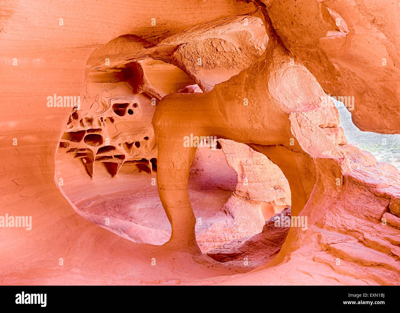 Im Inneren der Höhle mit Windstone Arch, im Tal des Feuers Staatspark, Nevada. Von David Muench entdeckt. Stockfoto