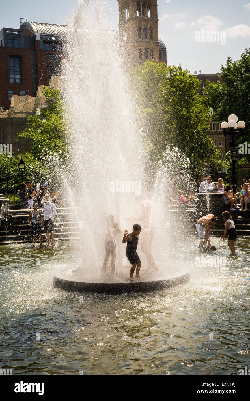 New Yorker und Besucher dip in den Washington Square Park Brunnen in Greenwich Village in New York auf Samstag, 11. Juli 2015, 2015. Temperaturen werden voraussichtlich in den hohen 80er Jahren F mit niedriger Luftfeuchtigkeit aber am Sonntag die Temps steigen und auch die Luftfeuchtigkeit.  (© Richard B. Levine) Stockfoto