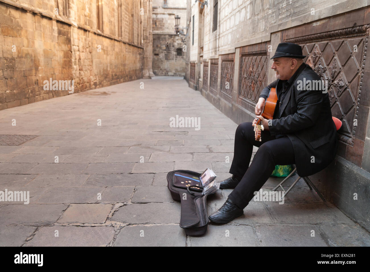 Ein einsamer Straßenmusiker spielen einer Gitarre, die gotischen Viertel (Barri Gotic), Barcelona, Spanien-Europa Stockfoto