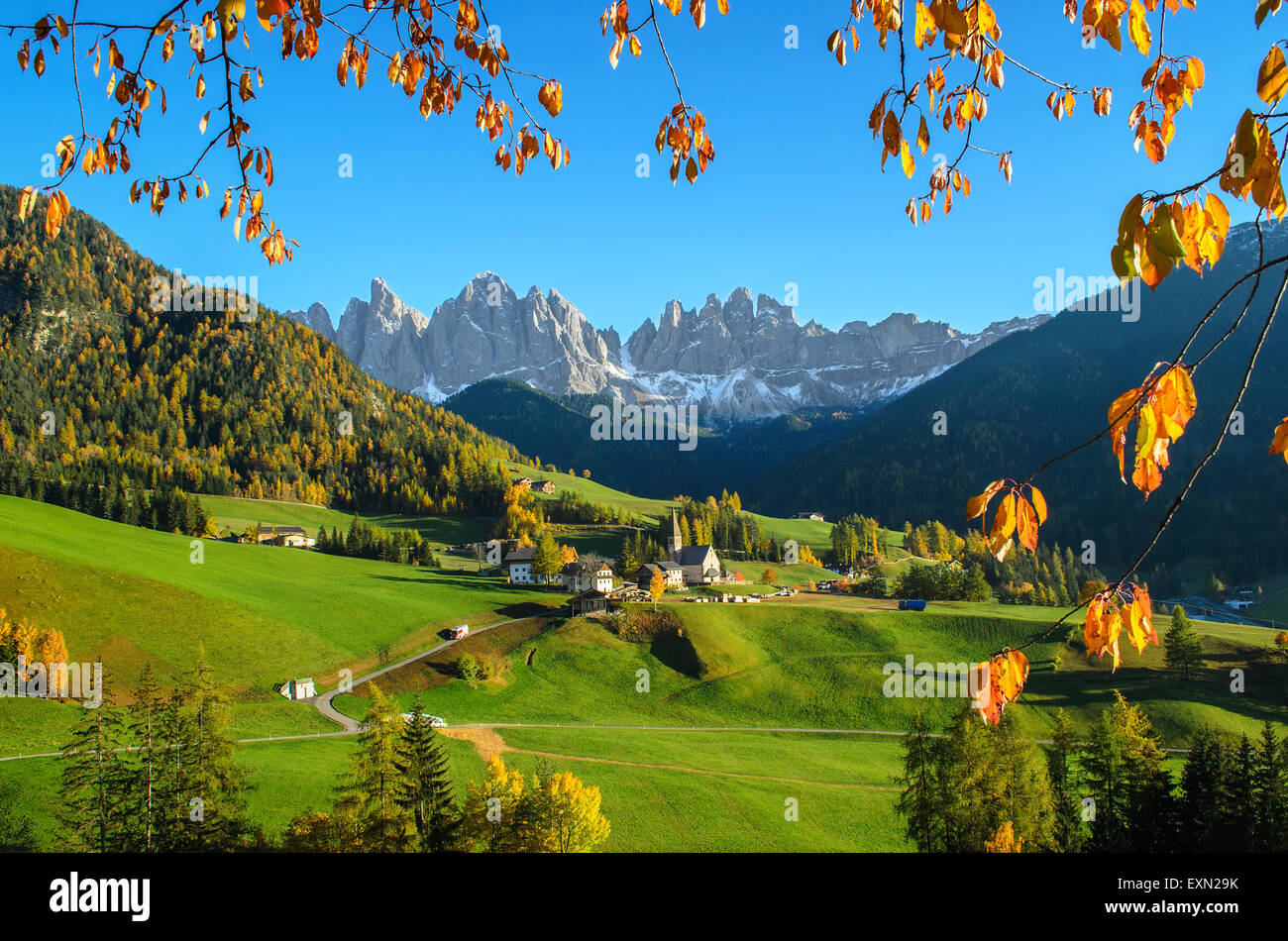 Das Bergdorf und St.-Magdalena-Kirche (St. Magdalena) in das Villnösstal (Val di Funes) in Südtirol in Italien. Stockfoto