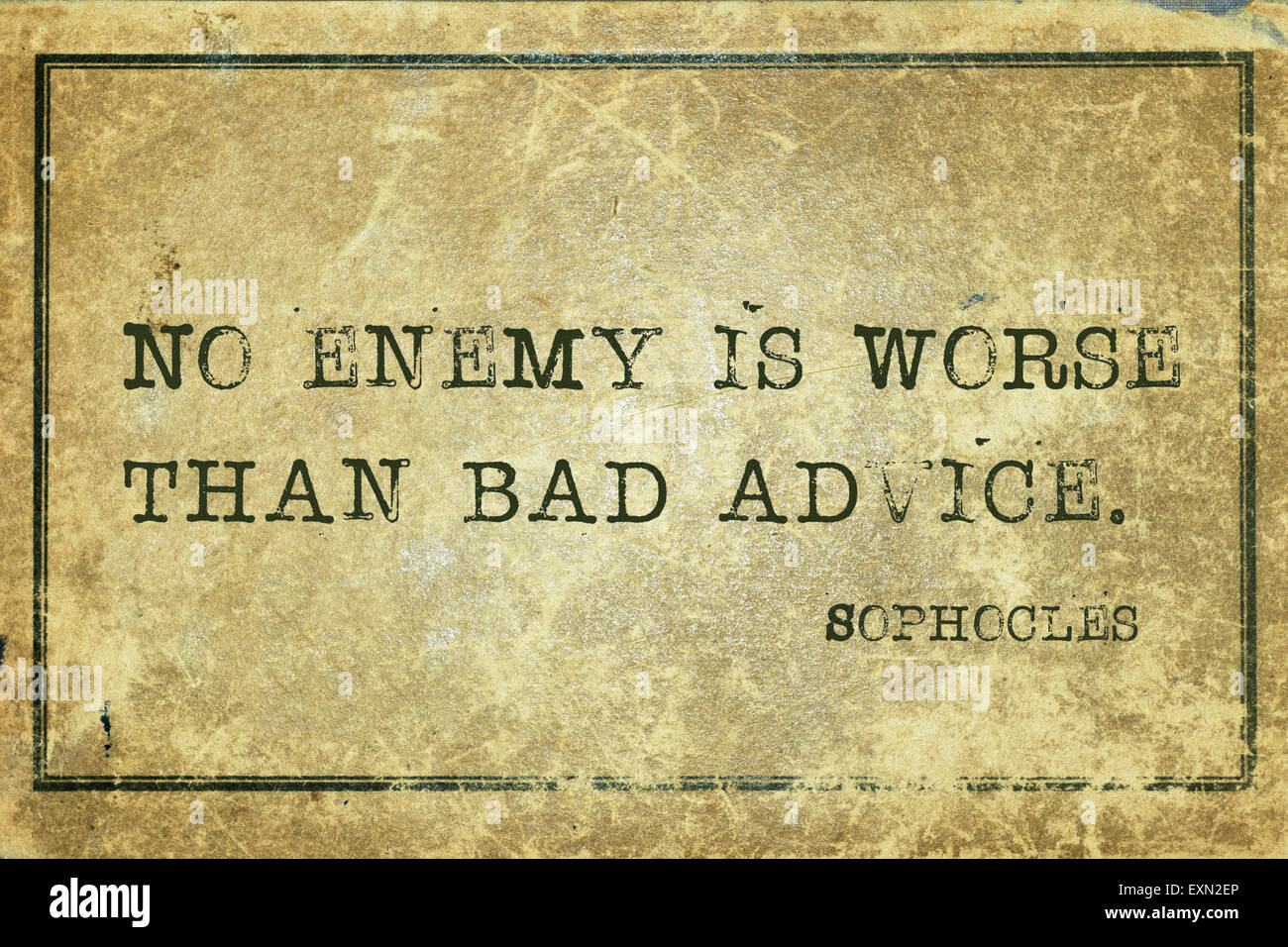 Kein Feind ist schlechter als schlecht beraten - der griechische Philosoph Sophokles Zitat auf Grunge Vintage Karton gedruckt Stockfoto