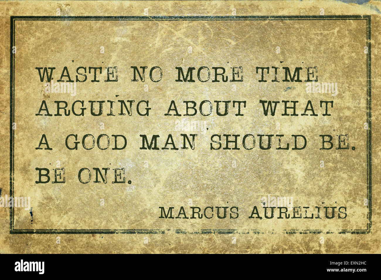 Verschwenden Sie keine Zeit mehr, darüber zu streiten, was ein guter Mensch sein sollte, antike römische Philosoph Marcus Aurelius Zitat gedruckt auf Grunge-V- Stockfoto