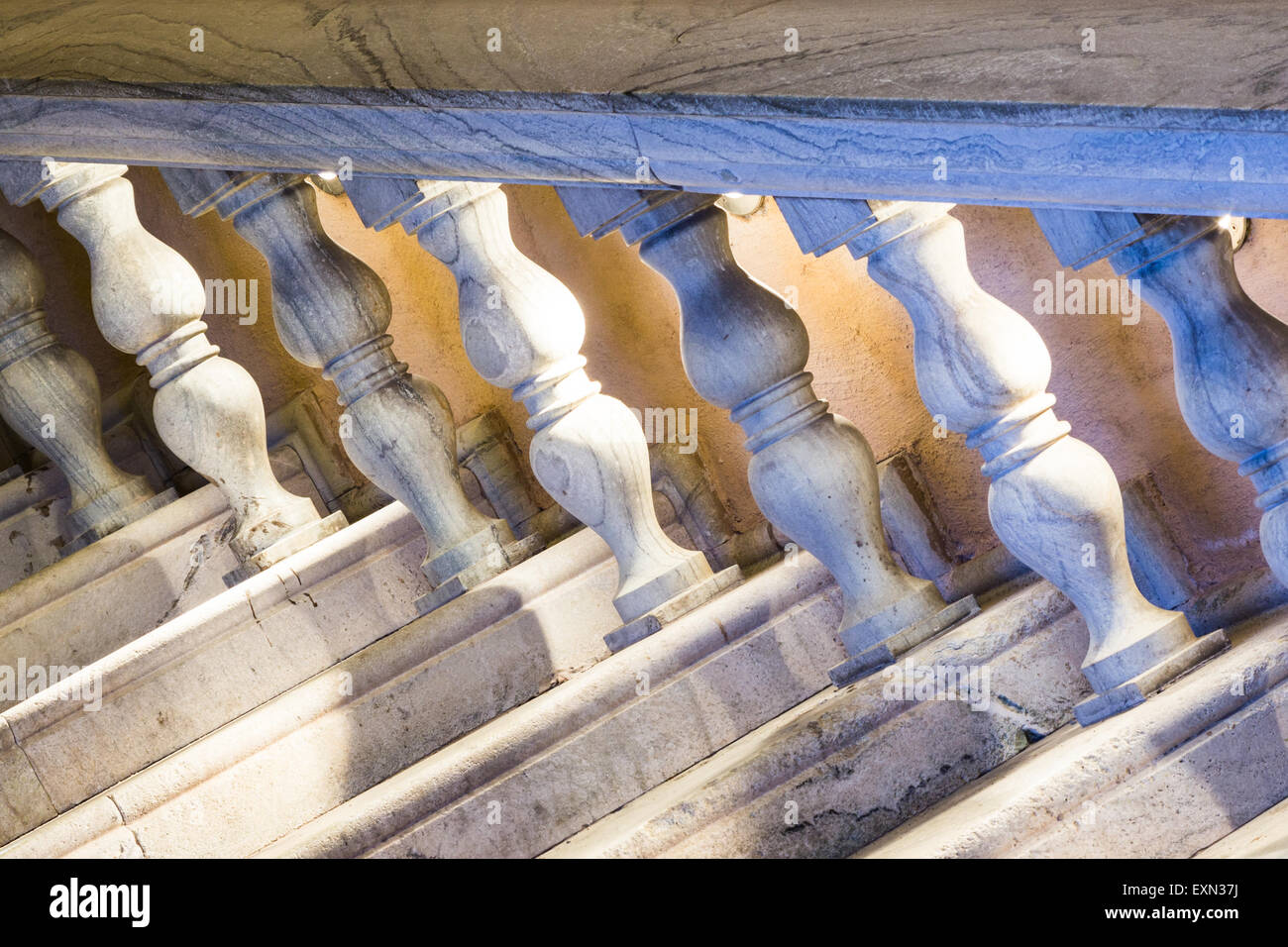 Eine weiße Marmortreppe Stockfoto