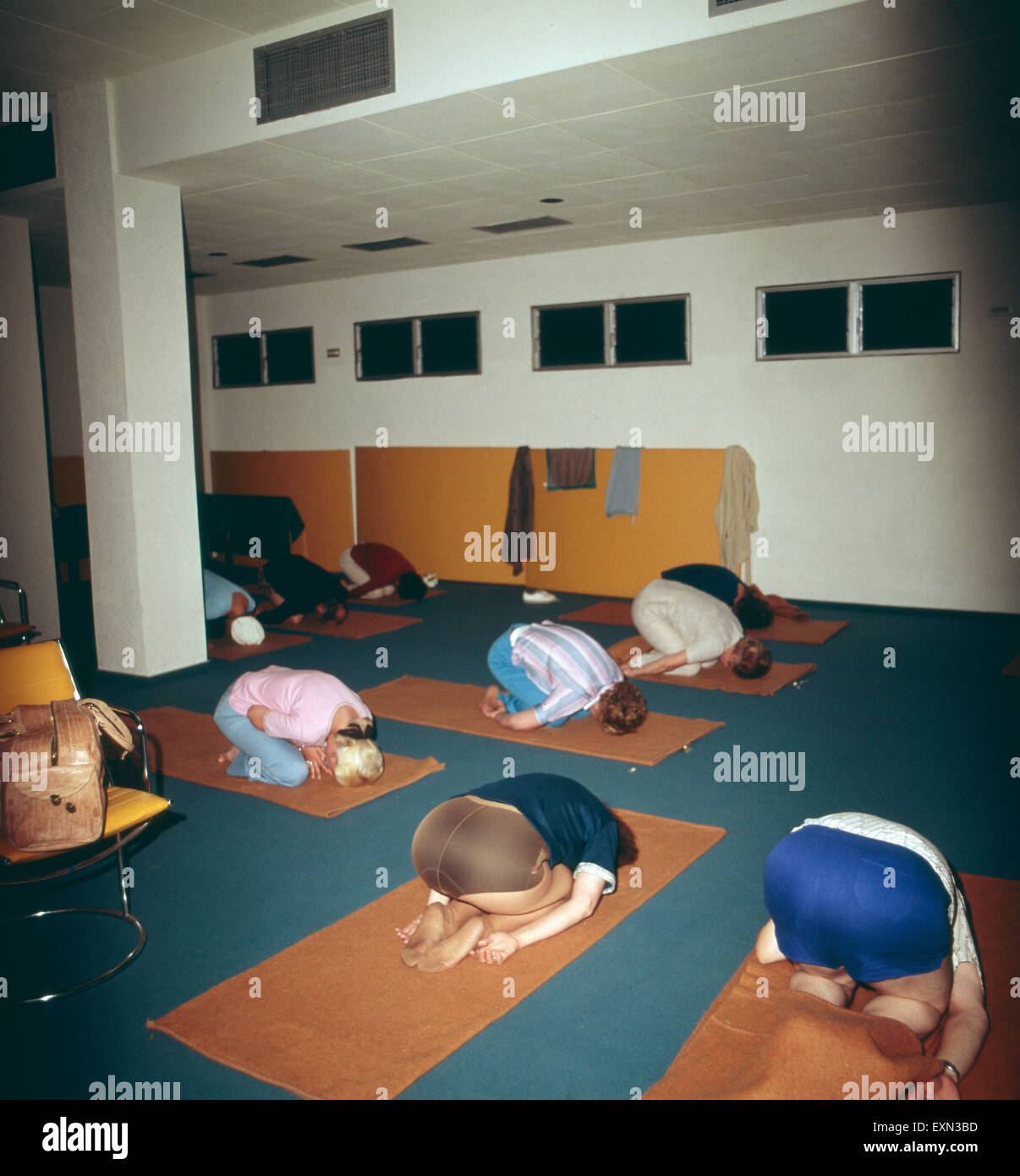 Fitnessgymnastik Für Urlauber Auf Ibiza, Ibiza 1976. Fitness-Gymnastik für Touristen auf der Insel Ibiza; Ibiza 1976. Stockfoto