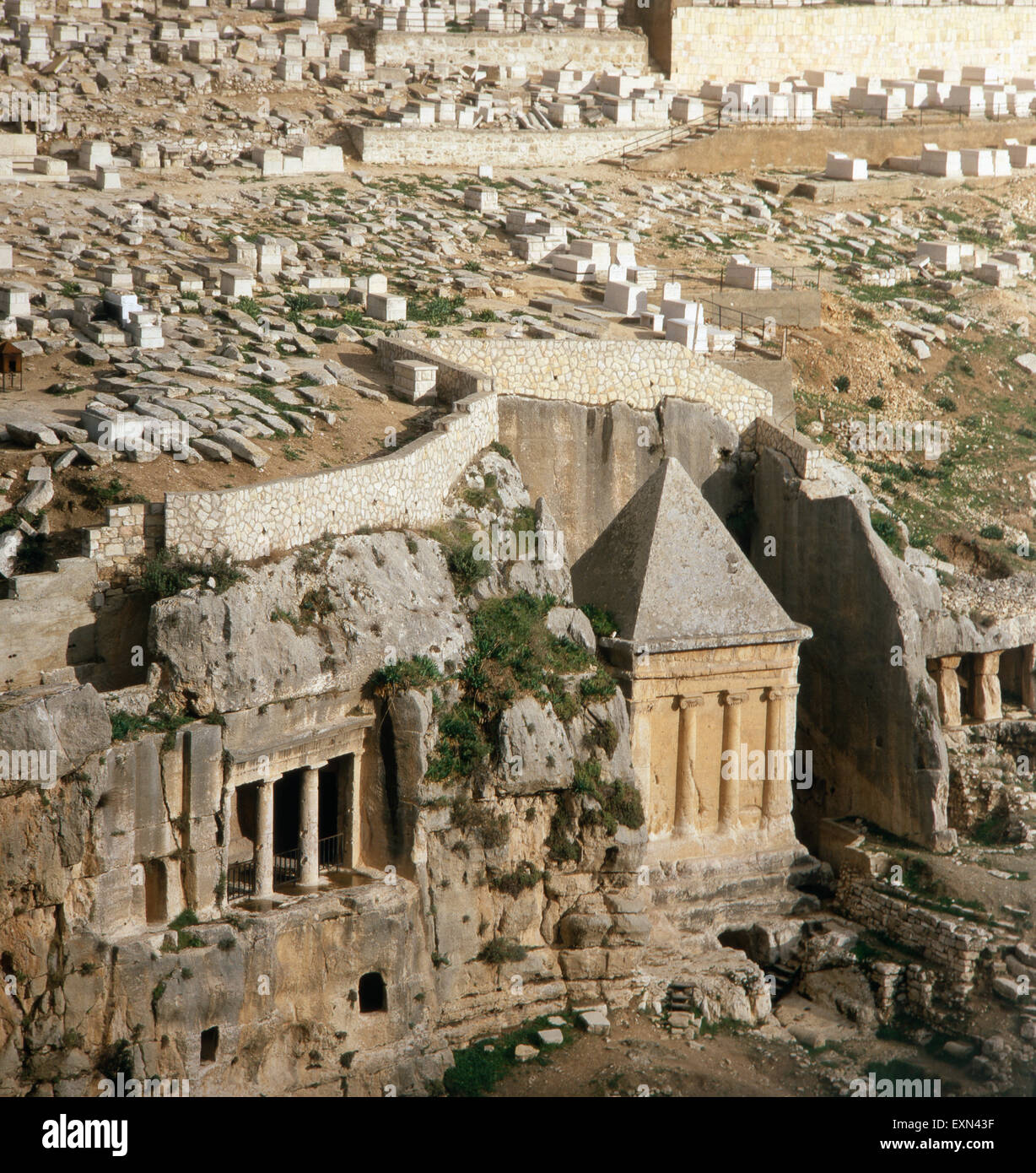 Besichtigung des Grabs von Zacharias Im Kidrontal, Israel 1970er Jahre. Besuch des Grabes von Zacharias im Kidrontal, Israel der 1970er Jahre. Stockfoto