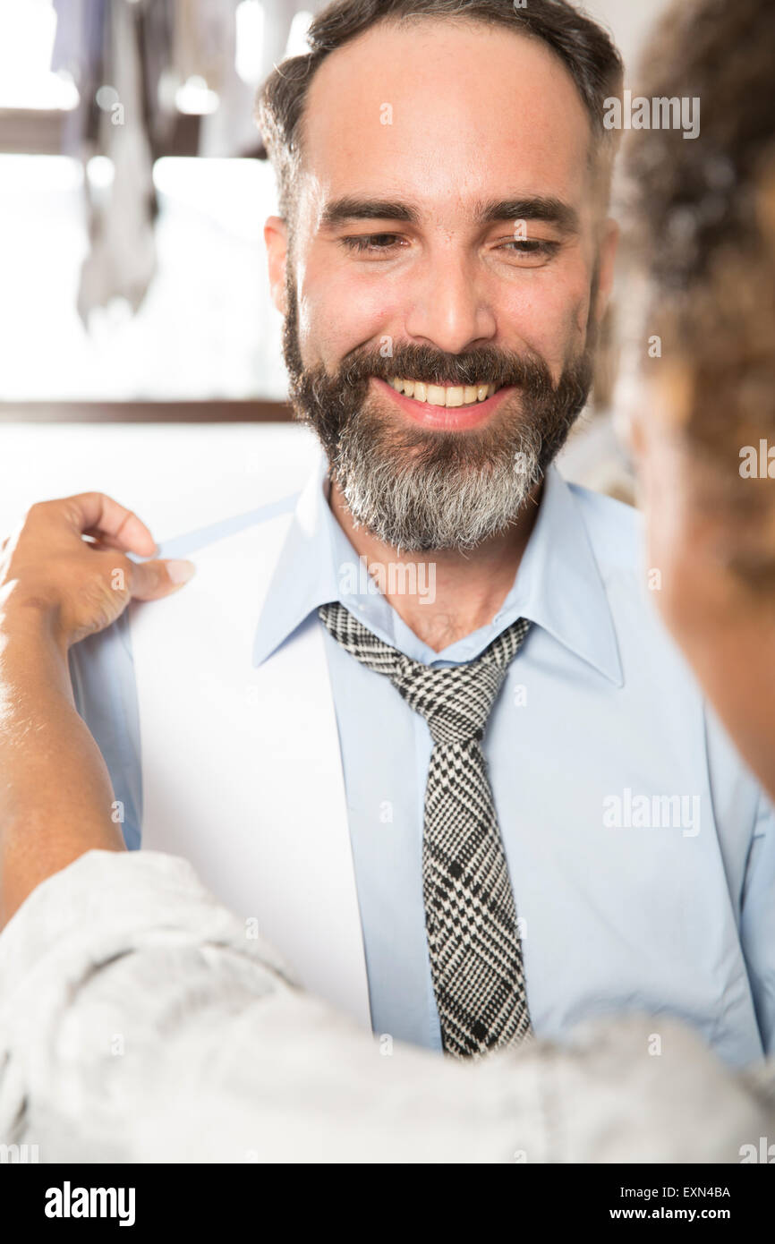 Junge Näherin Maßnehmen für maßgeschneiderte Kleidung Stockfoto