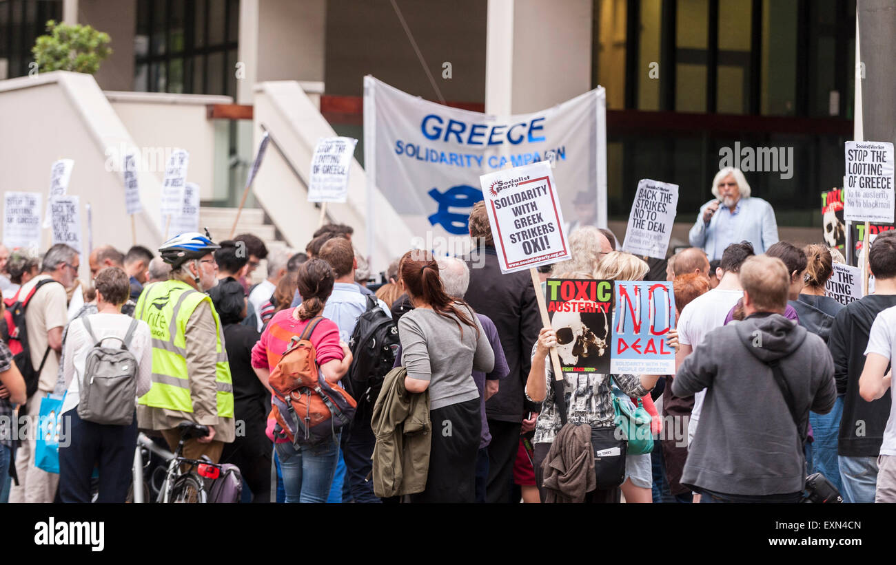 London, UK. 15. Juli 2015.  Demonstranten versammeln sich vor der deutschen Botschaft in Belgrave Square zum protest gegen die jüngste Rettungsaktion Auflagen von der Europäischen Union. Bildnachweis: Stephen Chung / Alamy Live News Stockfoto