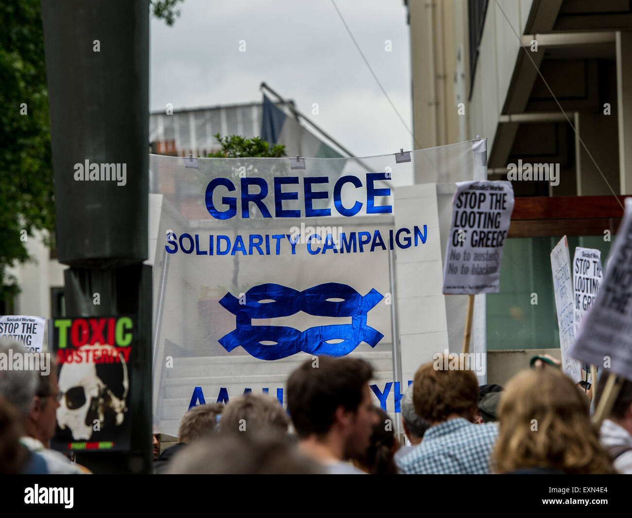 Da heftige Proteste in Griechenland stattfinden, versammeln sich gegen Sparpolitik Demonstranten in Solidarität vor der deutschen Botschaft in London. Sie behaupten die Sparmaßnahmen auf Griechenland durch Deutschland und andere EU-Mitglieder sind zu hart. Bildnachweis: Pete Maclaine/Alamy Live-Nachrichten Stockfoto