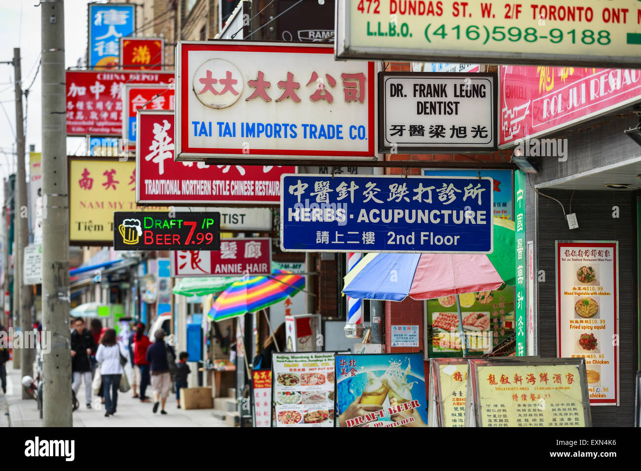 Zeichen in Chinatown auf Dundas Street, Toronto, Ontario, Kanada. Stockfoto