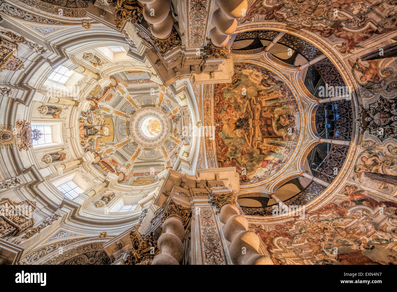 Niedrigen Winkel Blick auf das Innere des San Luis de Los Franceses Kirche, Sevilla, Spanien Stockfoto