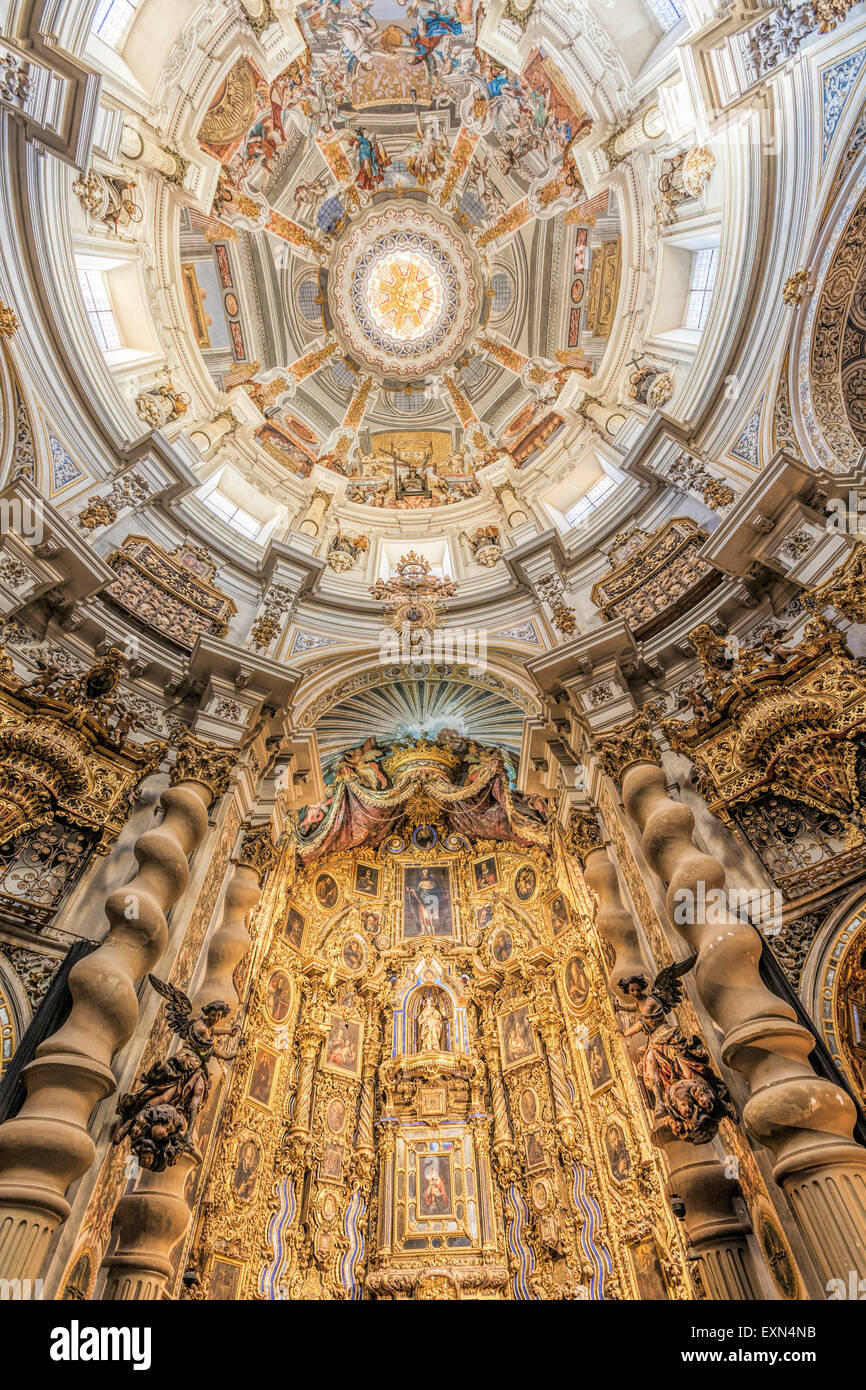 Niedrigen Winkel Blick auf das Innere des San Luis de Los Franceses Kirche, Sevilla, Spanien Stockfoto