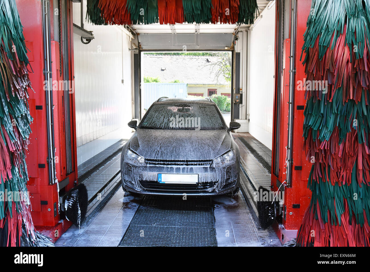Autowaschanlage Mit Motorwäsche In Der Nähe Waschanlage ddeutschland -Fotos und -Bildmaterial in hoher Auflösung