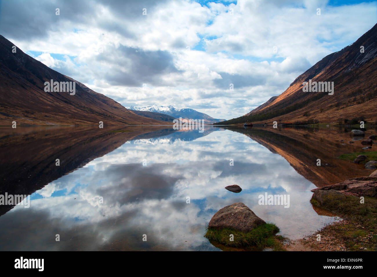 Loch Etive mit noch ruhig Reflexionen Stockfoto