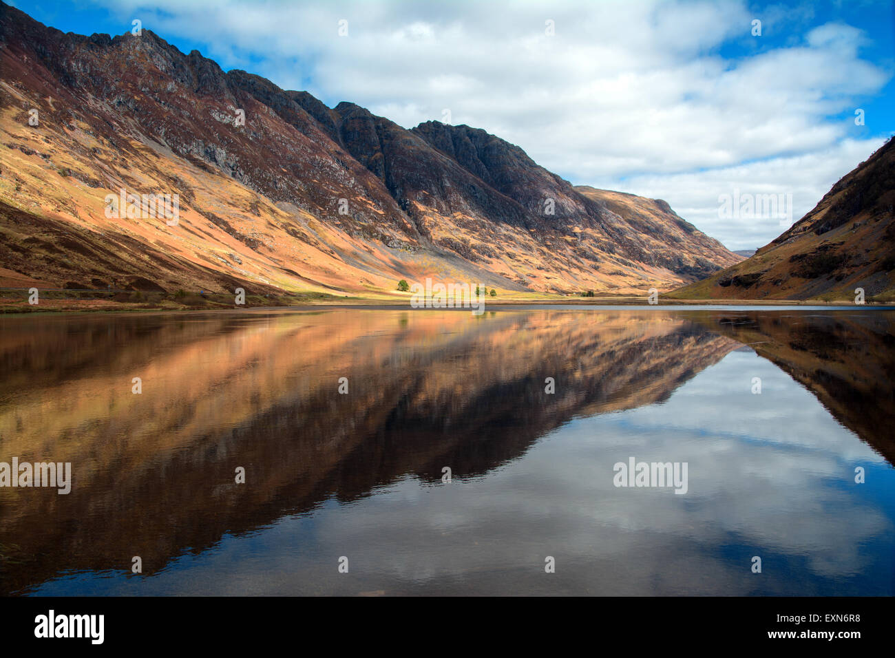 Aonach Eagach Ridge Reflexion im Loch Achtriochtan Stockfoto