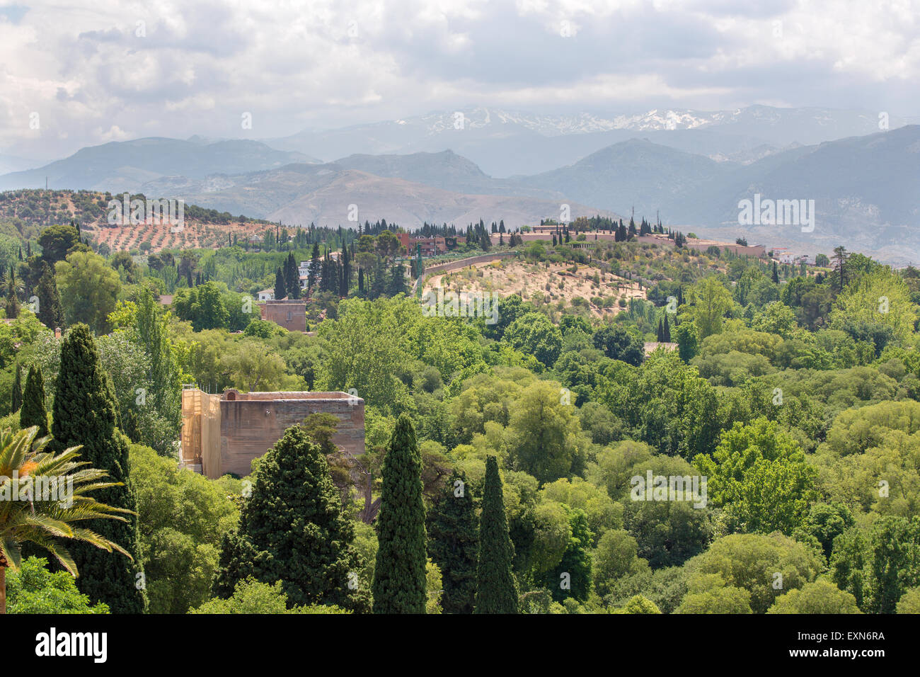 Granada - den Ausblick von der Alhambra-Palast auf Bergen der Sierra Nevada. Stockfoto