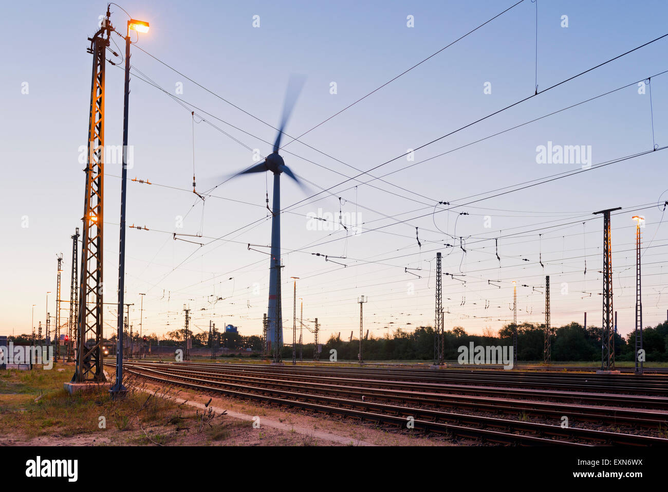 Deutschland, Hamburg, Eisenbahnstrecke mit Oberleitung und Wind turbine Stockfoto