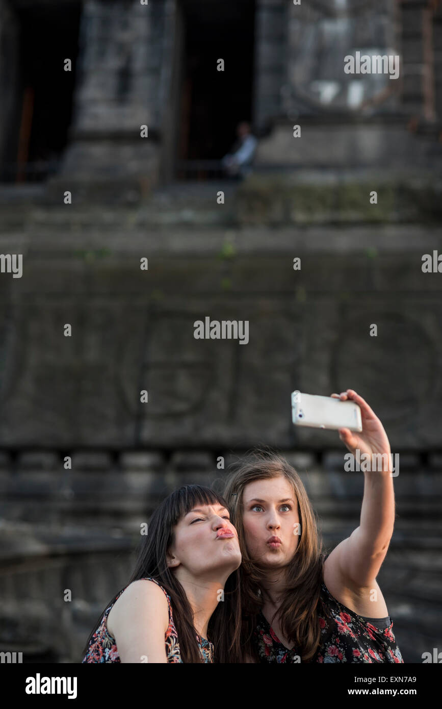 Deutschland, Koblenz, Deutsches Eck, spielerische Touristen nehmen Selfie am Kaiser-Wilhelm-Denkmal Stockfoto