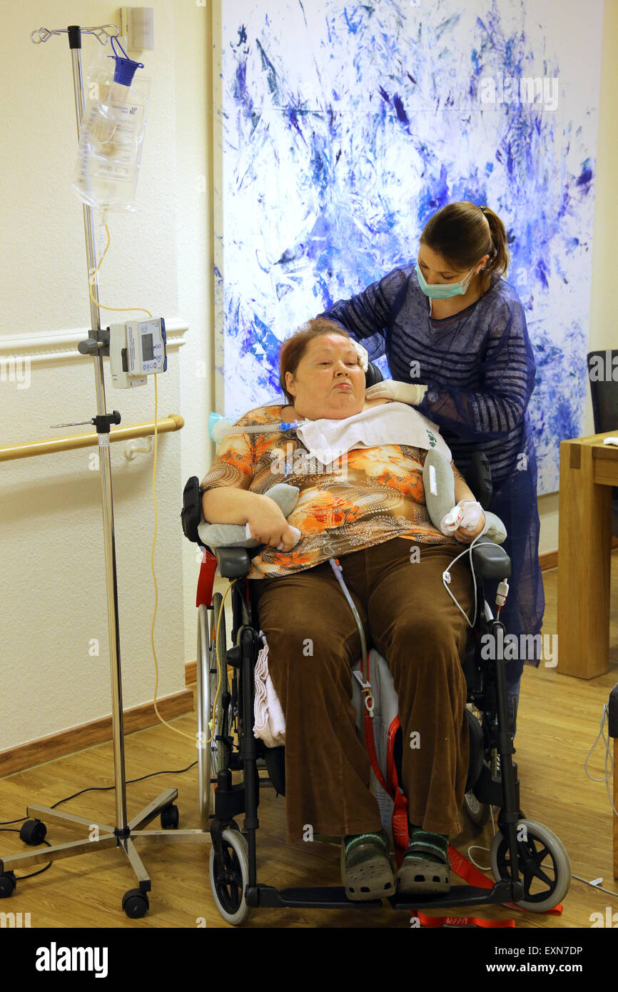Eine Krankenschwester kümmert sich um einen Patienten in eine künstliche Beatmung-Einheit in einem Pflegeheim in Essen/Deutschland Stockfoto