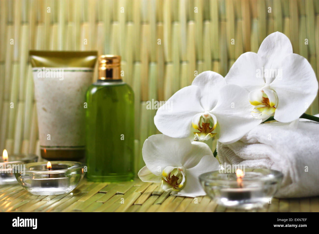 Orchidee, Kerzen und Body care Produkte im spa Stockfoto