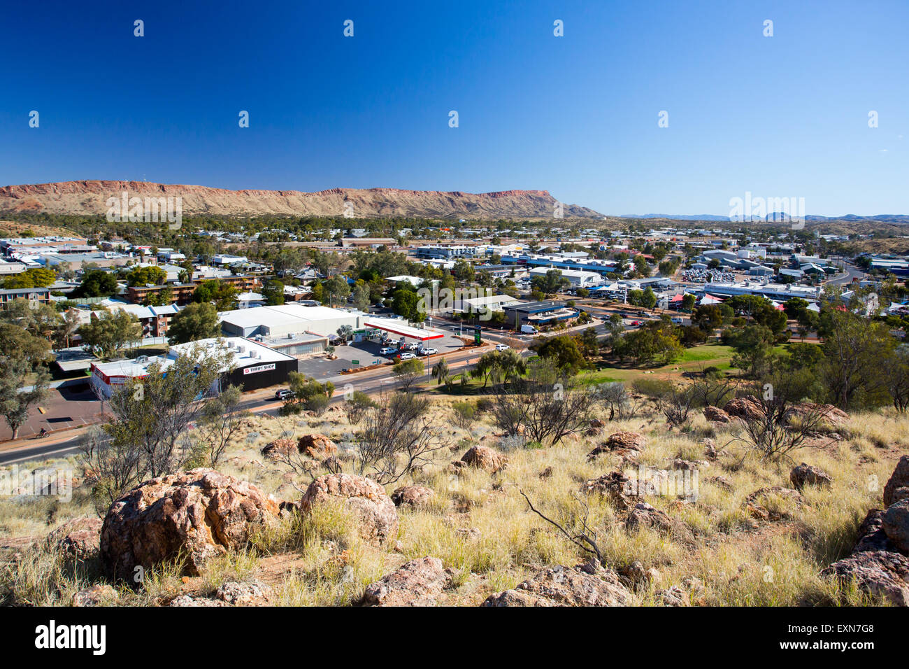 Blick vom Anzac Hill auf einem feinen Wintertag in Alice Springs, Northern Territory, Australien Stockfoto