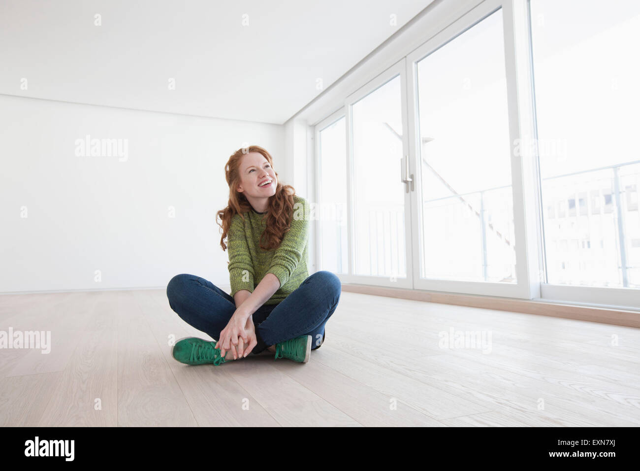 Wohnungssuche Mädchen moderne Wohnung anzeigen Stockfoto