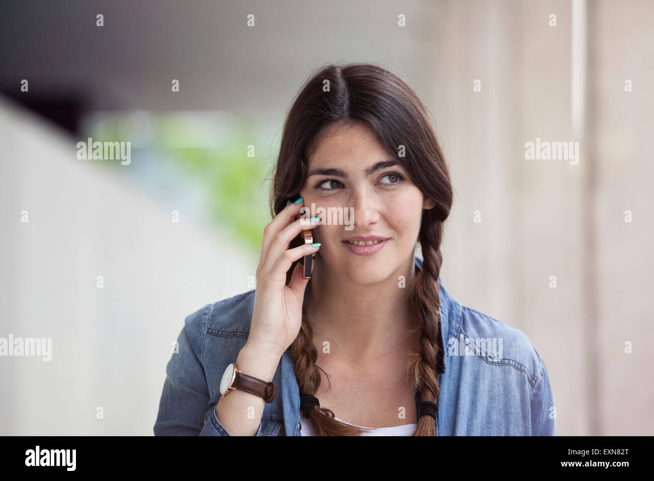 Junge Frau mit Smartphone telefonieren Stockfoto