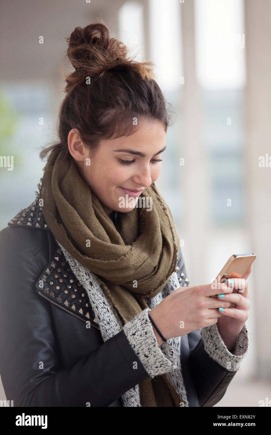 Porträt der lächelnde junge Frau mit smartphone Stockfoto