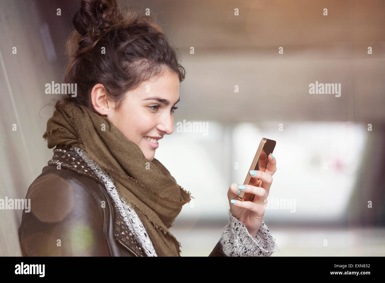 Lächelnde junge Frau mit smartphone Stockfoto