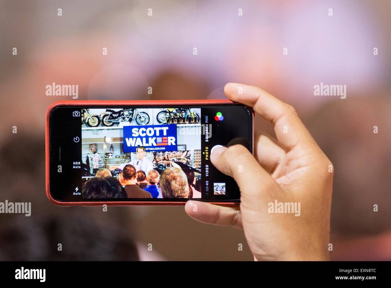 North Charleston, South Carolina, USA. 15. Juli 2015. Ein Verfechter des Gouverneurs von Wisconsin und republikanischen Präsidentschaftskandidaten Scott Walker nimmt ein Handy-Foto während einer frühen Morgen Kampagne Veranstaltung im Lowcountry Harley-Davidson Motorrad Autohaus 15. Juli 2015, 2015 in North Charleston, South Carolina. Stockfoto