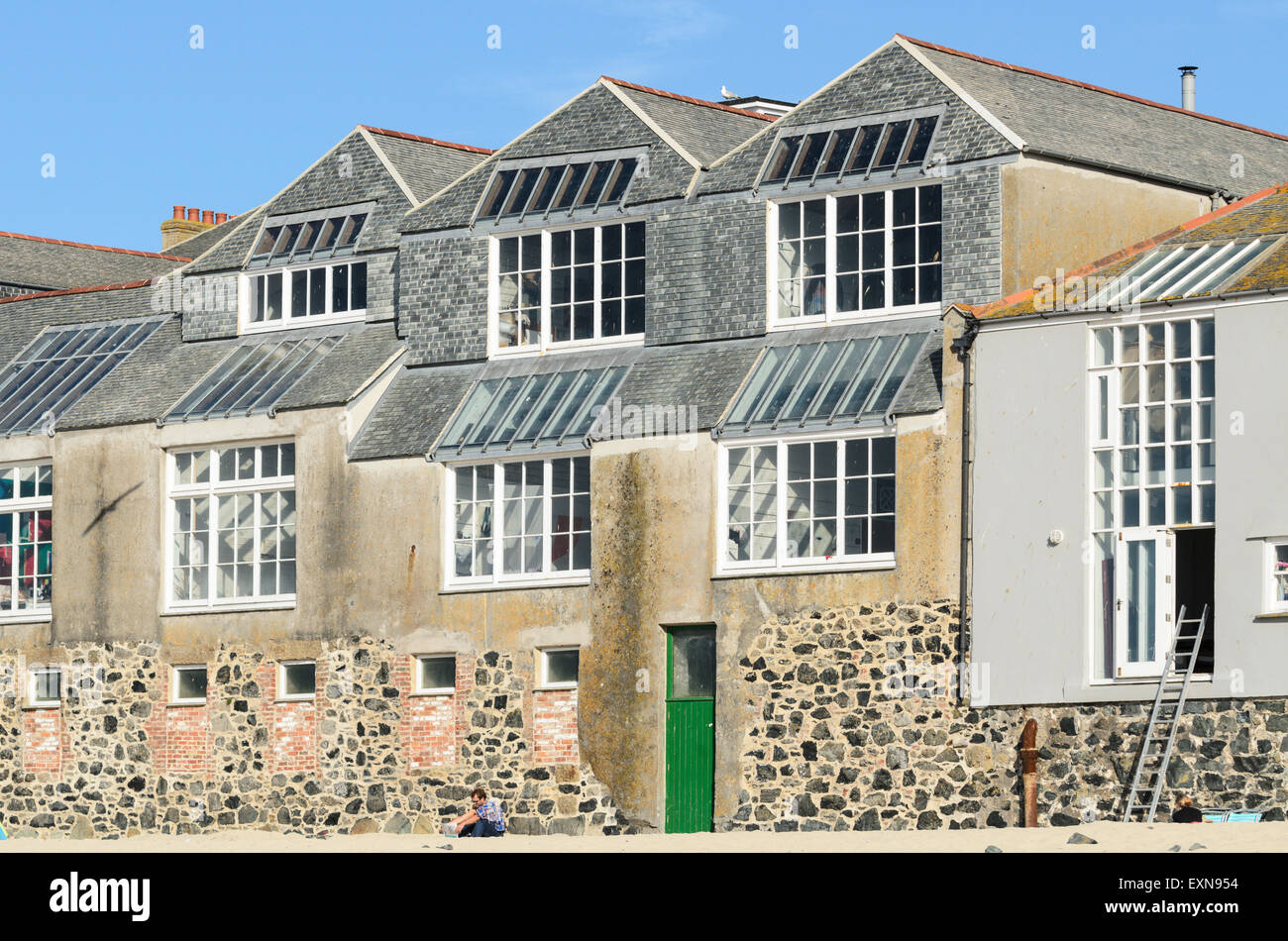 Der Blick auf Porthmeor Studios vom Porthmeor Beach, St. Ives, Cornwall. Die Studios sind umgebaute Fischer Lofts. Stockfoto