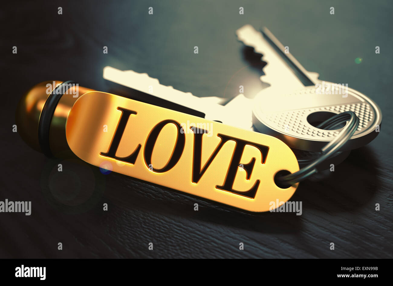 Liebe - Schlüsselbund mit Text auf goldenen Schlüsselanhänger. Stockfoto