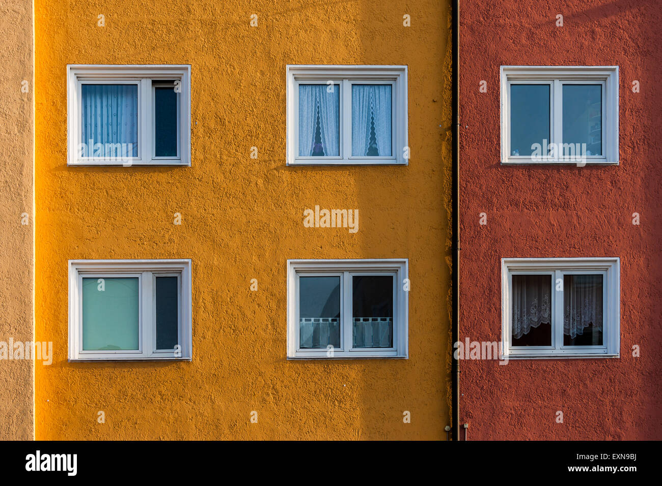Deutschland, München, Fassade und Fenster eines Mehrfamilienhauses Stockfoto