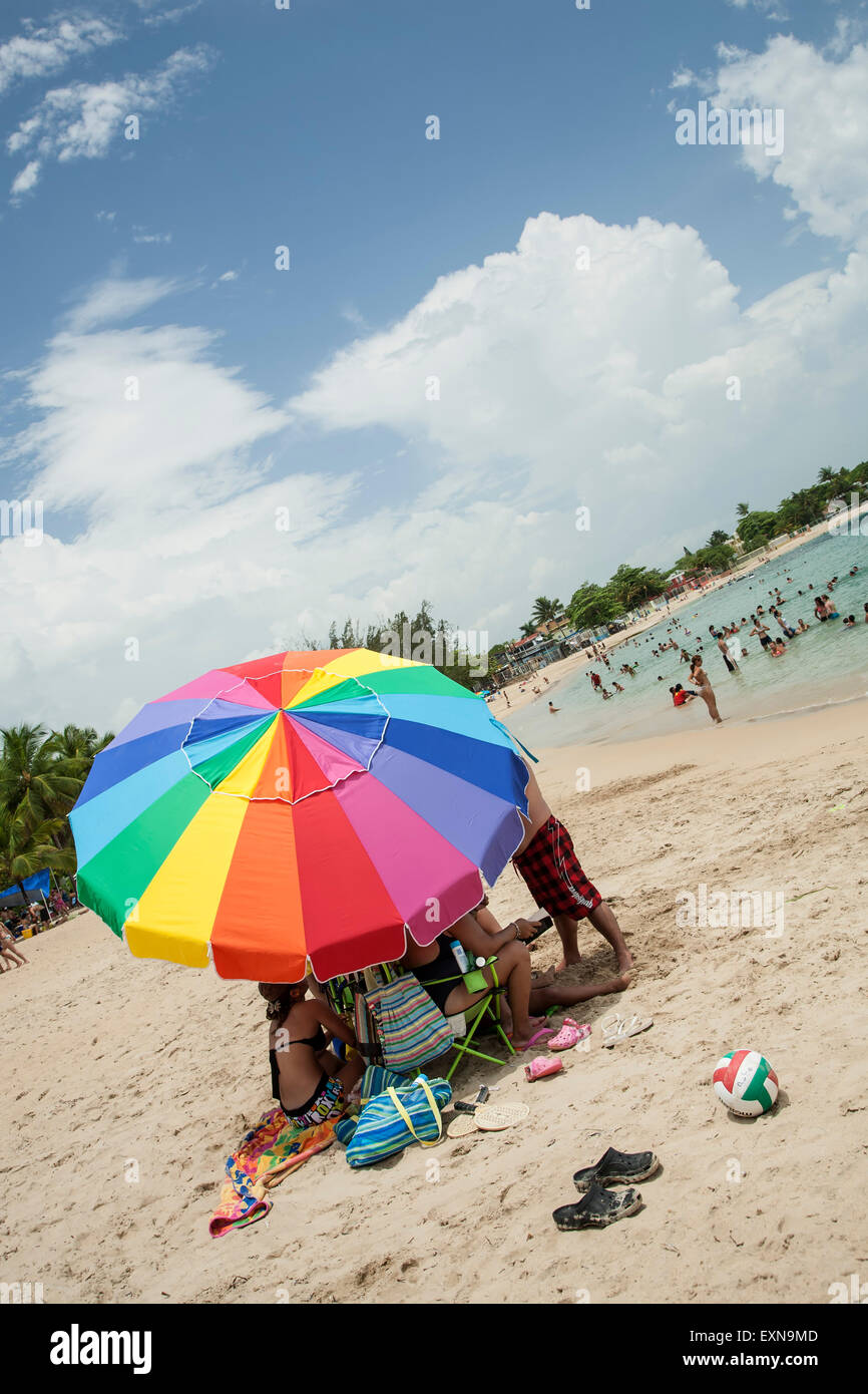 Bunten Regenschirm, Cerro Gordo Beach, Vega Baja, Puerto Rico Stockfoto