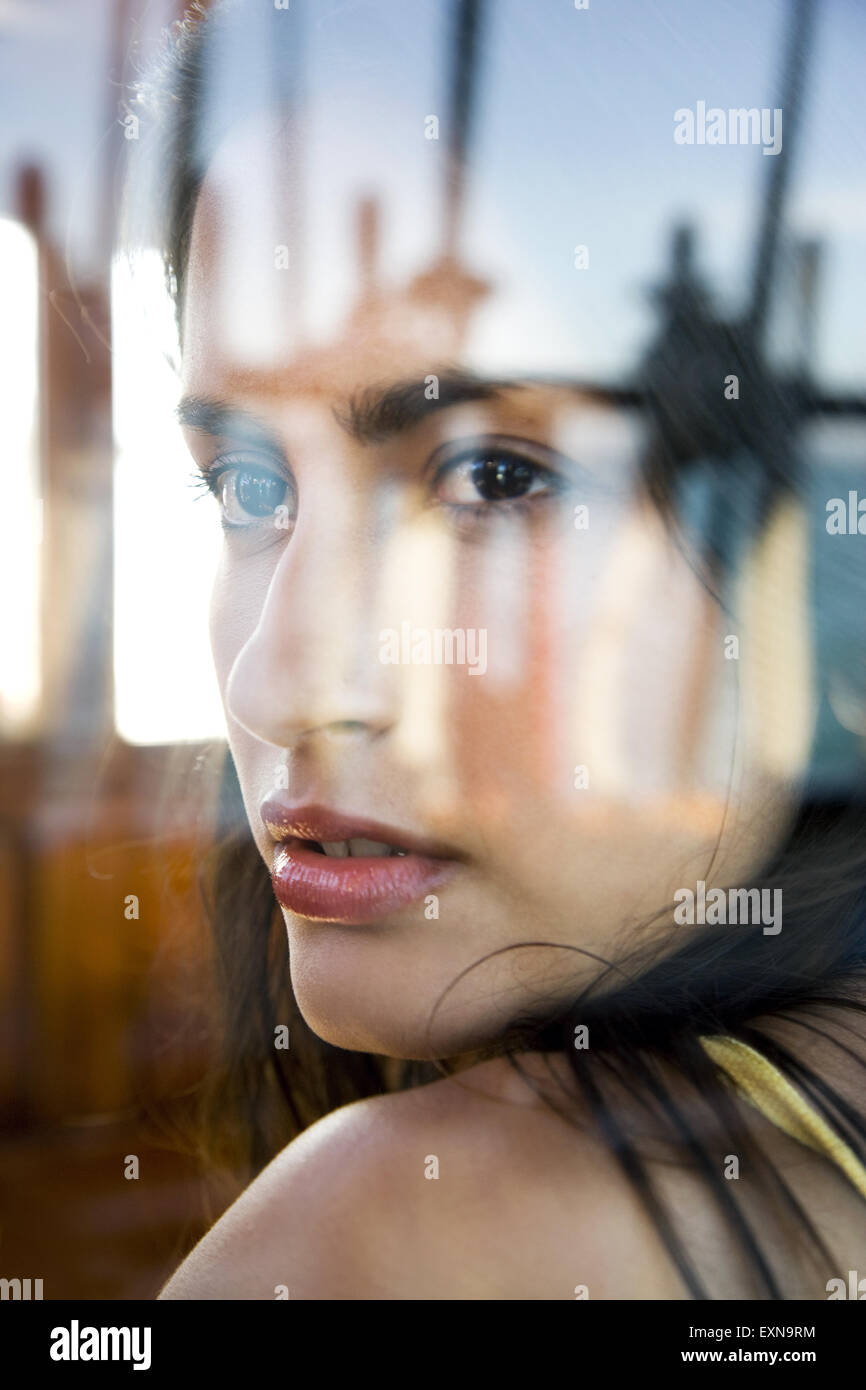 Junge Frau in der Kabine auf einem Segelschiff Stockfoto
