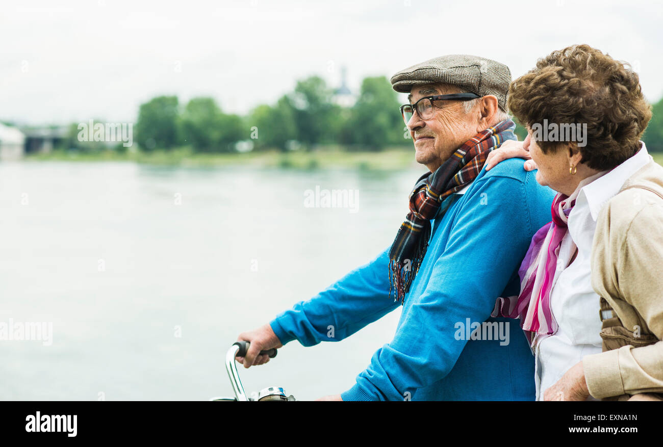 Älteres Paar mit Fahrrad vor Wasser Stockfoto
