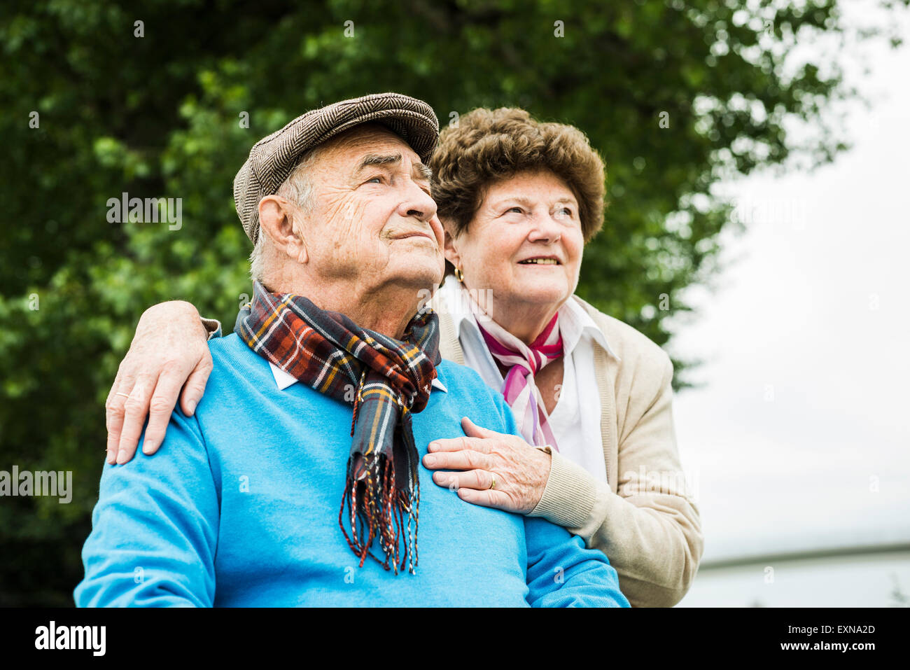Älteres Paar gerade etwas Stockfoto