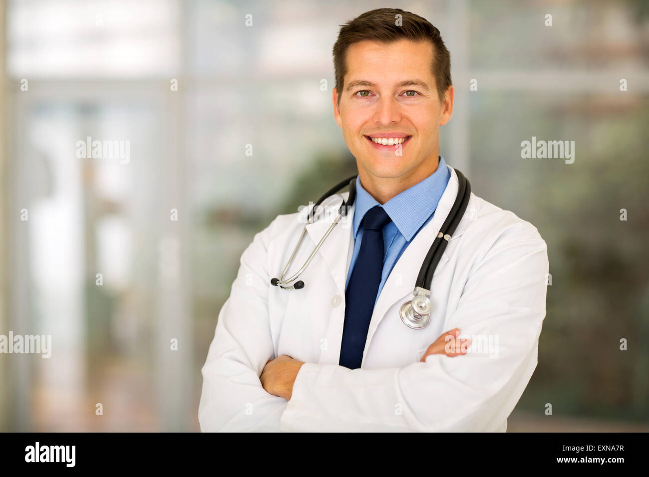 gut aussehend Gesundheitswesen Arbeiter in die Kamera schaut Stockfoto